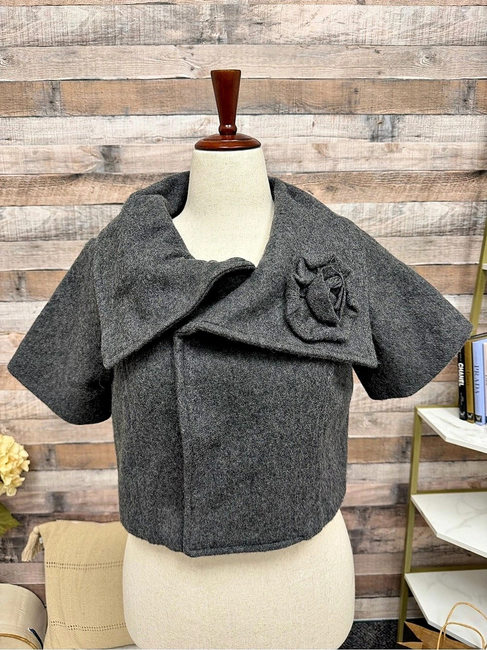 DIMRI Gray short sleeve cropped jacket w/ flower